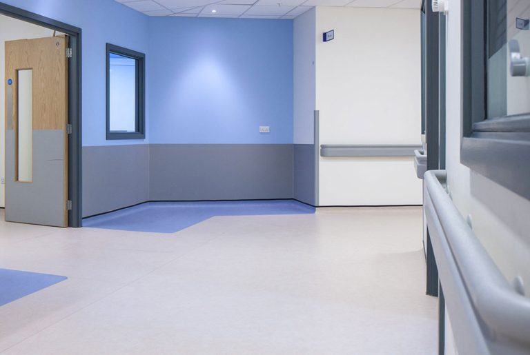 duurzaam en slijtvaste deuren en wanden voor ziekenhuis